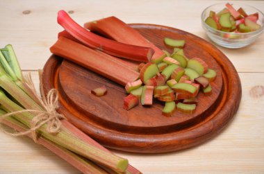 Kesme tahtasındaki bir demet taze ravent.