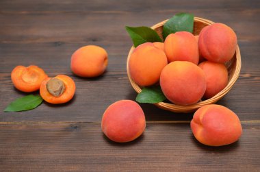 Taze kayısılar sepetten masaya dökülüyor.