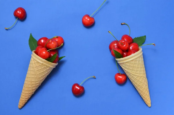 Fondo Comida Brillante Con Cerezas Rojas Conos Sobre Fondo Azul —  Fotos de Stock