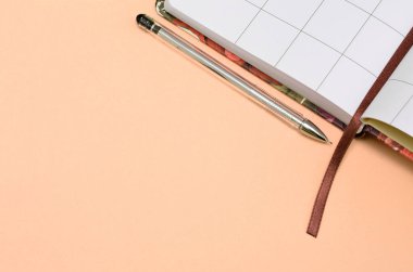 Açık bir arkaplanda günlük ve kalem aç, boşluğu kopyala