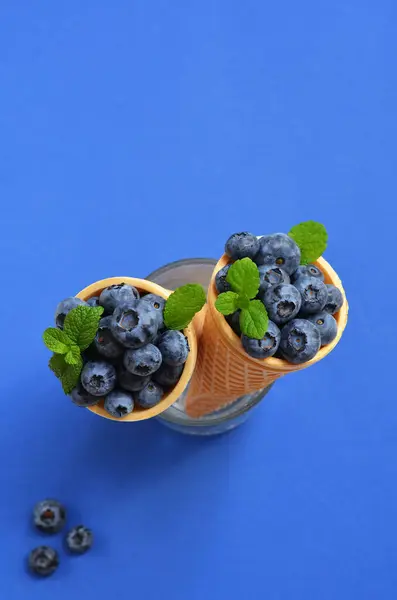Φρέσκα Βατόμουρα Ένα Ποτήρι Φόντο Τροφίμων Μπλε Τόνους — Φωτογραφία Αρχείου