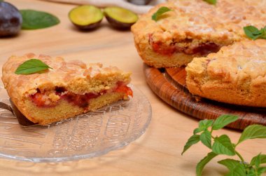 Bir tabak meyveli turta.