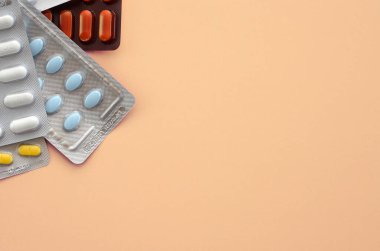 Hafif arkaplanda bir yığın hap, boşluğu kopyala