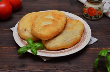 Kapalı tabakta ev yapımı kızarmış turtalar.