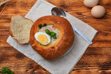 Bir somun ekmeğin içinde beyaz borscht ile sakin bir hayat, düz bir köy tarzı yatıyordu.