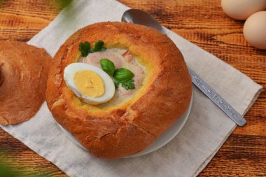 Masadaki bir somun ekmeğin içindeki ilk çorba.