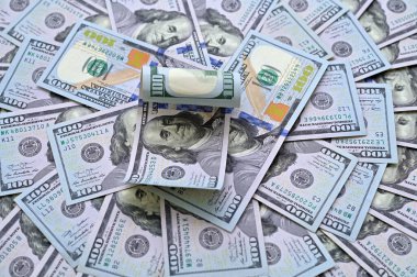 Bir yığın yeni yüz dolarlık banknot.