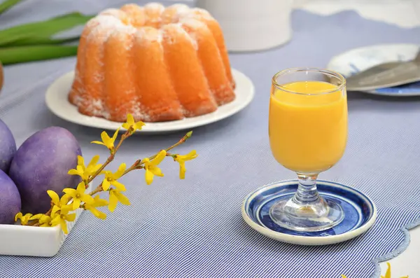 Gelas Dengan Cairan Telur Atas Meja Paskah Yang Meriah Stok Gambar Bebas Royalti