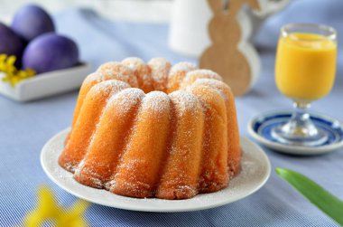 Paskalya keki üzerine pudra şekeri serpiştirilmiş.