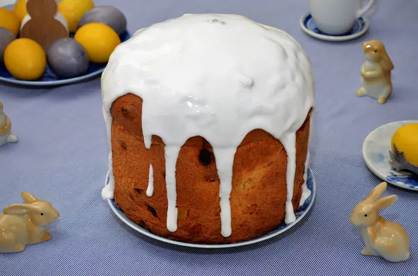 Kue Paskah Dengan Glasir Putih Meja Meriah Menutup Stok Foto
