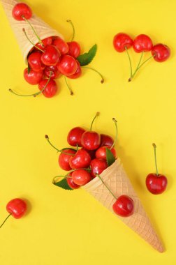 Waffle külahında kiraz olan renkli yemek arkaplanı