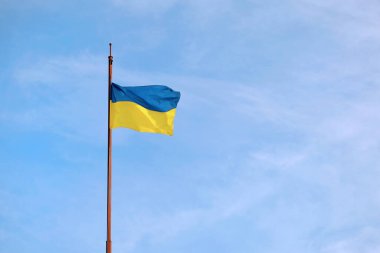 Ukrayna bayrağı mavi gökyüzünde dalgalanıyor, uzayı kopyala