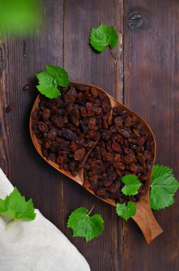 Masadaki kuru üzümlü kuru üzümle sade bir hayat.