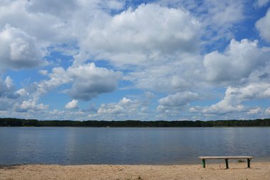 Doğanın güzelliğini gözlemlemek için göl kıyısında bank