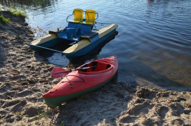 Katamaran ve tekne göl kıyısında rafting yapmak için.