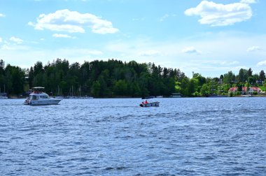 Yazın sularda yüzen kayıklar...