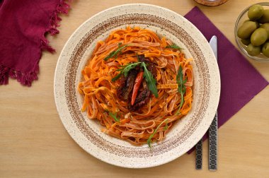 Acı biberli baharat ezmesi ve kurutulmuş domates, düzlük.