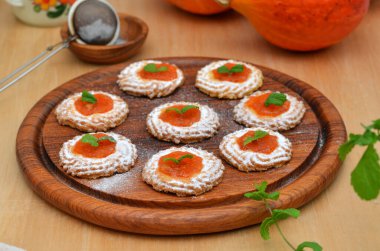 Tahtada turuncu kabaklı kurabiyeler, yakın plan.