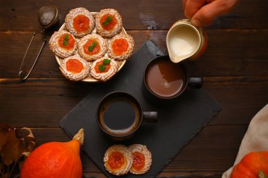 Kahveye krema dökülür, hayat koyu renklerde.