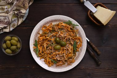 Akşam yemeğinde pesto, zeytin ve sert peynirli makarna.