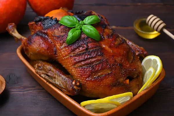 Şükran Günü 'nde ördek rostosu. Masanın üstünde.