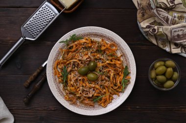 Makarna, peynir ve yeşil zeytinlerle dolu sade bir hayat.