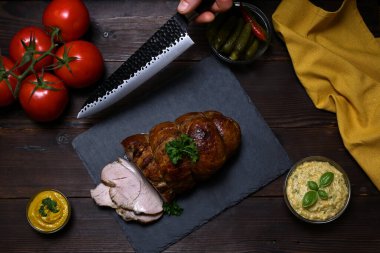 Bıçakla, etle ve kesmek için diğer ürünlerle el.