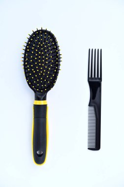 Masaj saç tarağı ve siyah tarak yakın plan beyaz arkaplanda