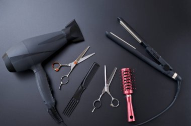 Siyah arka planda evde saç şekillendirme araçları yakın plan