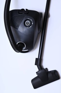 Beyaz arka planda siyah elektrik süpürgesi.