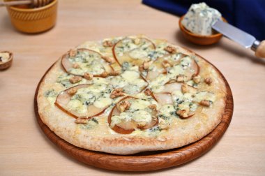 Armut dilimli lezzetli pizza, Gorgonzola ve ceviz yakından.