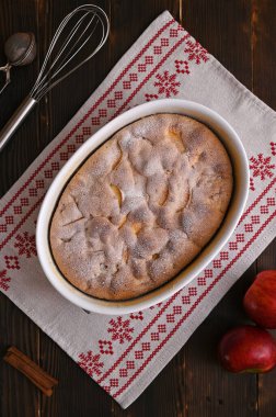 Ahşap arka planda iştah açıcı elmalı turta ile sakin bir hayat