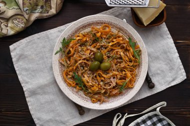 Sebze özü, zeytin ve peynirli renkli makarna.