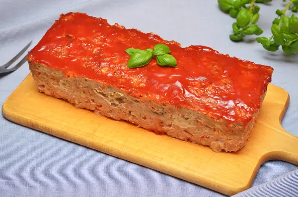 İştah açıcı domuz köftesi, sebze ve bitkilerle yakın plan.
