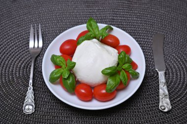 Caprese aperatifi, taze domates, fesleğen ve mozzarella için malzemeler.