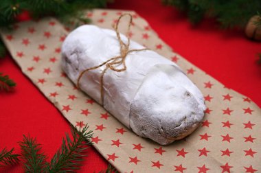 Taze yılbaşı fotoğrafı masanın üstünde duruyor.