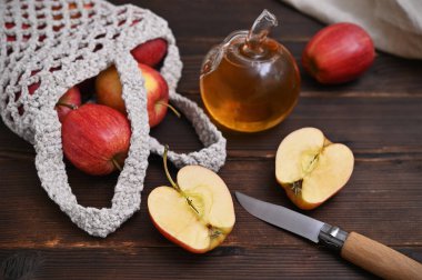 meyve ve elma suyu masanın üstünde elma şeklinde bir şişede.