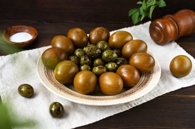 Paskalya yumurtaları tabağa doğal boya ile boyanmış. Yakın plan.