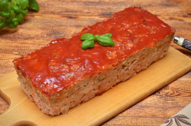 Masadaki kesme tahtasındaki klasik Amerikan köftesi. Yakın plan.