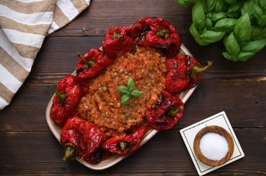 Ahşap bir masada soslu, iştah açıcı kırmızı biber.