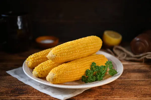 Haşlanmış mısırla kırsal bir yaşam sürüyor.