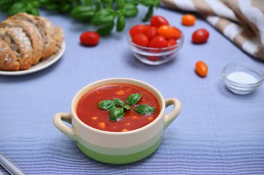 Masanın üzerinde bir kase domates çorbası. Yakın plan.