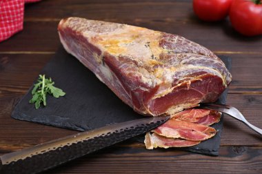 Tahtada kesilmiş kuru domuz eti. Ahşap arka planda yakın plan.