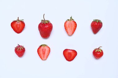 Taze çilek, beyaz arka planda nesneler.