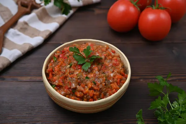 Bir kase vejetaryen patlıcan, biber ve domates.