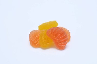 Beyaz arkaplanda marmelat izole edildi. Yakın plan.