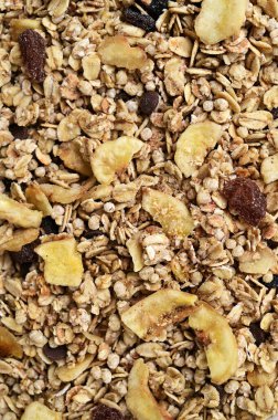 Dondurulmuş muz ve kuru üzüm arkaplanlı granola. 