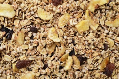 Kurutulmuş muz ve kuru üzümlü gevrek müsli.  