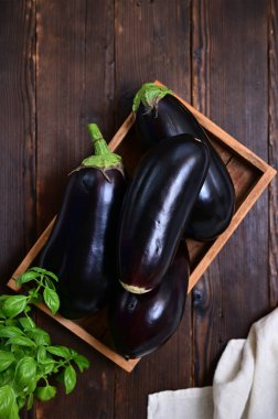 Günlük arka planında sandıkta organik patlıcan hasadı, düz konum