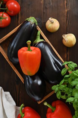 Tahta bir arka planda taze organik sebzeler.